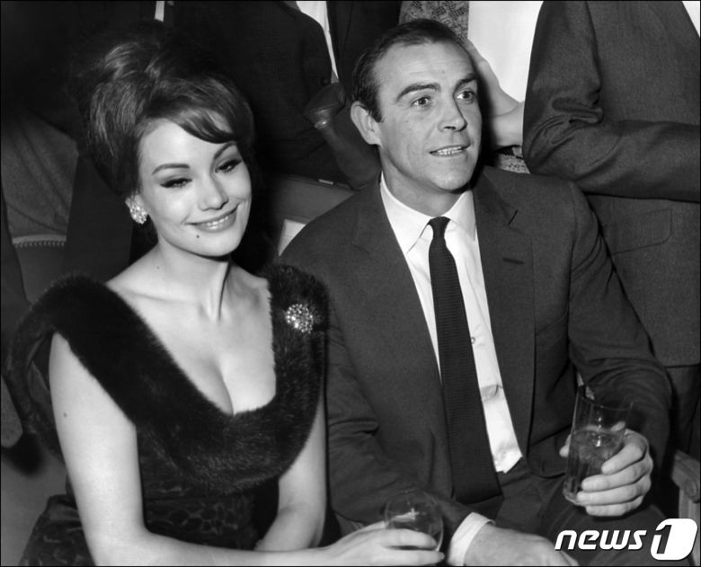 영화배우 숀 코너리(오른쪽)가 1965년 2월19일 프랑스 파리에서 007 시리즈 영화 제4편 '썬더볼'에 함께 출연한 '본드걸' 클라우디안 아우거와 기자회견을 하고 있다. © AFP=뉴스1