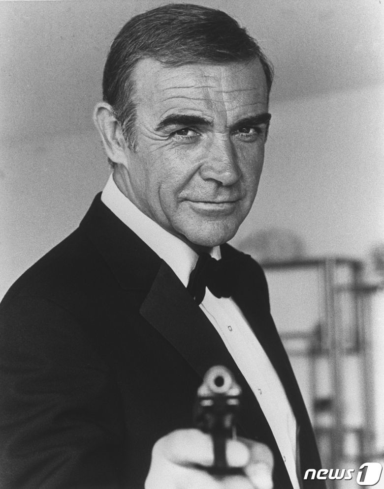 배우 숀 코너리가 1982년 10월22일 영화 '네버세이 네버어게인' 촬영 도중 권총을 손에 쥔 채 포즈를 취하고 있다. © AFP=뉴스1