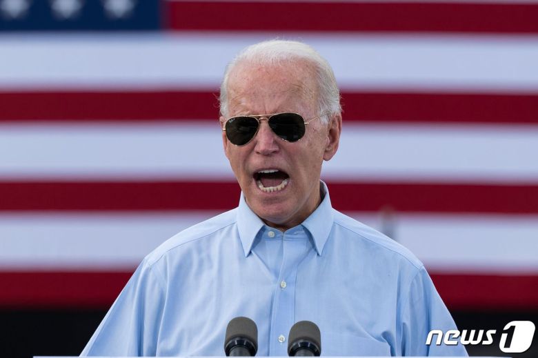 조 바이든 미국 민주당 대선 후보가 플로리다주 코코넛 크리크에서 열린 드라이브 인 선거집회서 유세를 하고 있다. © AFP=뉴스1 © News1 우동명 기자