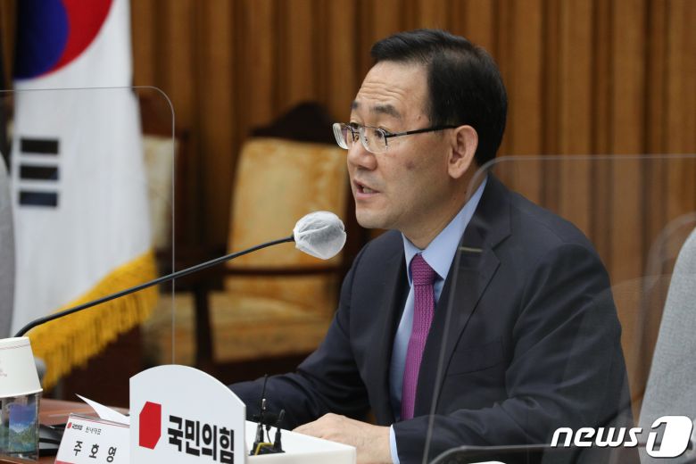 주호영 국민의힘 원내대표가 2일 오후 서울 여의도 국회에서 열린 국민의힘-제주 예산정책협의회에서 모두발언을 하고 있다. 2020.11.2/뉴스1 © News1 성동훈 기자