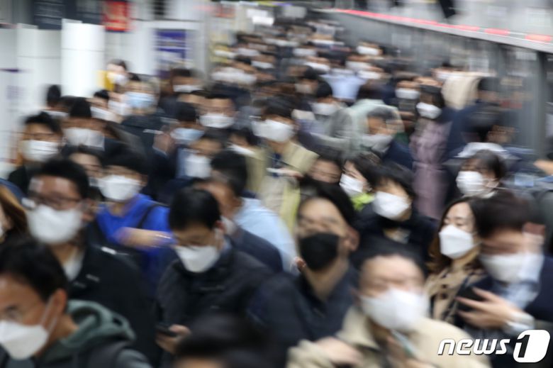 2일 오전 서울 지하철 광화문역에서 마스크를 착용한 시민들이 출근길 발걸음을 옮기고 있다. 정부는 전날 사회적 거리두기 개편방안을 발표하고 오는 7일 부터 현행 3단계로 구성된 사회적 거리두기를 5단계로 세분화, 일주일 단위로 국내발생 일일 확진자 현황을 집계한 뒤 단계를 조정한다. 2020.11.2/뉴스1 © News1 이광호 기자