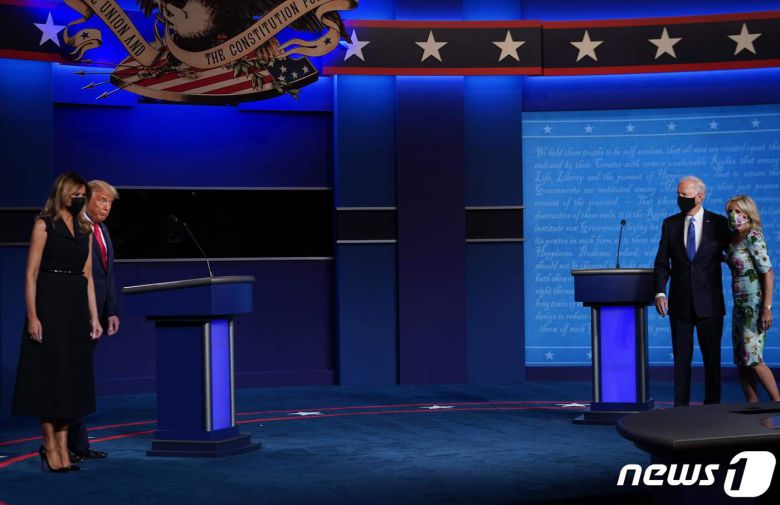 도널드 트럼프 미국 대통령과 부인 멜라니아 여사, 조 바이든 민주당 대선후보와 부인 질 바이든 여사가 22일(현지시간) 테네시주 내슈빌의 벨몬트 대학에서 열린 대선후보 마지막 TV 토론이 끝난 뒤 무대에 올라와 있다. © AFP=뉴스1 © News1 우동명 기자