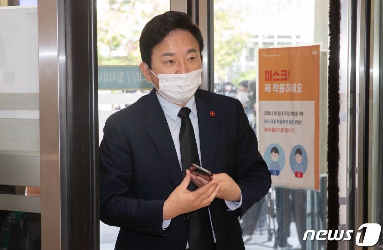 원희룡 제주도지사가 지난달 26일 오후 서울 강남구 서울삼성병원 장례식장에 마련된 고(故) 이건희 삼성그룹 회장 빈소에 조문을 하기 위해 들어서고 있다. 2020.10.26 /뉴스1 © News1 사진공동취재단