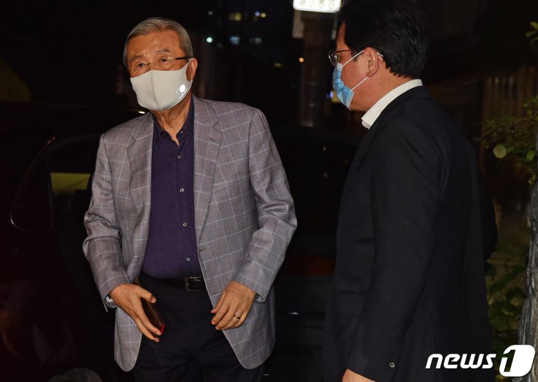김종인 국민의힘 비상대책위원장이 지난 2일 오후 서울 종로구의 한 한식당에서 내년 서울시장 보궐선거 전략 관련 의견 수렴차 서울지역 당 중진 정치인들과 만찬 회동을 하기 위해 들어서고 있다. 2020.11.2/뉴스1 © News1 국회사진취재단