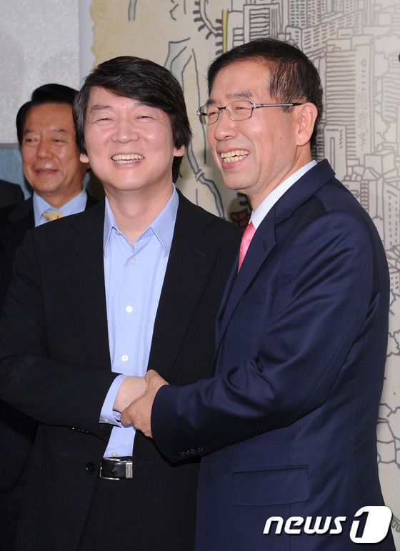 지난 2011년 당시 박원순 야권통합 서울시장 후보와 안철수 서울대 융합과학기술대학원장 / 뉴스1
