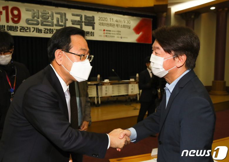 주호영 국민의힘 원내대표와 안철수 국민의당 대표가 4일 서울 여의도 국회 의원회관에서 열린 '코로나19 경험과 극복' 정책토론회에서 인사를 하고 있다. 2020.11.4/뉴스1 © News1 성동훈 기자