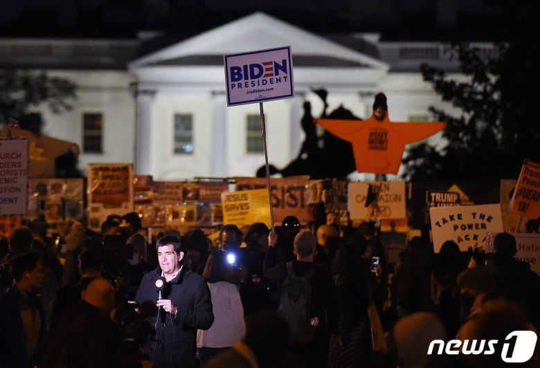 미국 대통령선거일인 3일(현지시간) 오후 백악관 인근 'BLM플라자'에서 조 바이든 민주당 후보의 승리를 염원하는 지지자들의 집회가 열리고 있다. © AFP=뉴스1