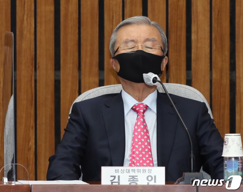 김종인 국민의힘 비상대책위원장이 4일 서울 여의도 국회에서 열린 확대당직자회의에서 생각에 잠겨 있다. 2020.11.4/뉴스1 © News1 성동훈 기자