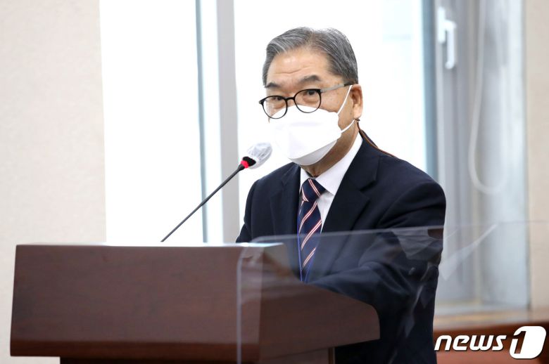 이재정 경기도교육감이 15일 서울 여의도 국회에서 열린 교육위원회의 서울·인천·경기 교육청 국정감사에서 업무보고를 하고 있다. 2020.10.15/뉴스1 © News1 신웅수 기자