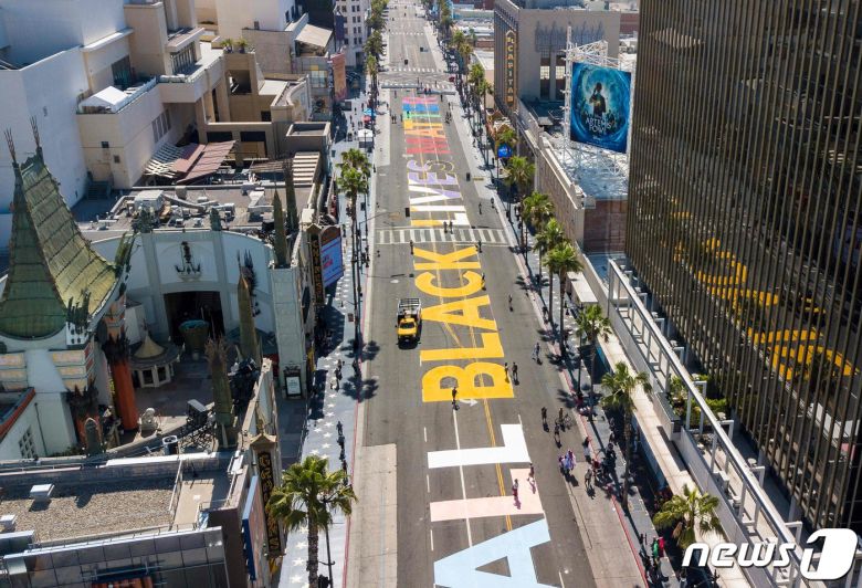 14일 (현지시간) 캘리포니아주 할리우드 거리에 조지 플로이드의 죽음에 항의하는 시위대가 쓴 ‘모든 흑인 생명은 소중하다’ 글귀가 보인다. © AFP=뉴스1 © News1 우동명 기자