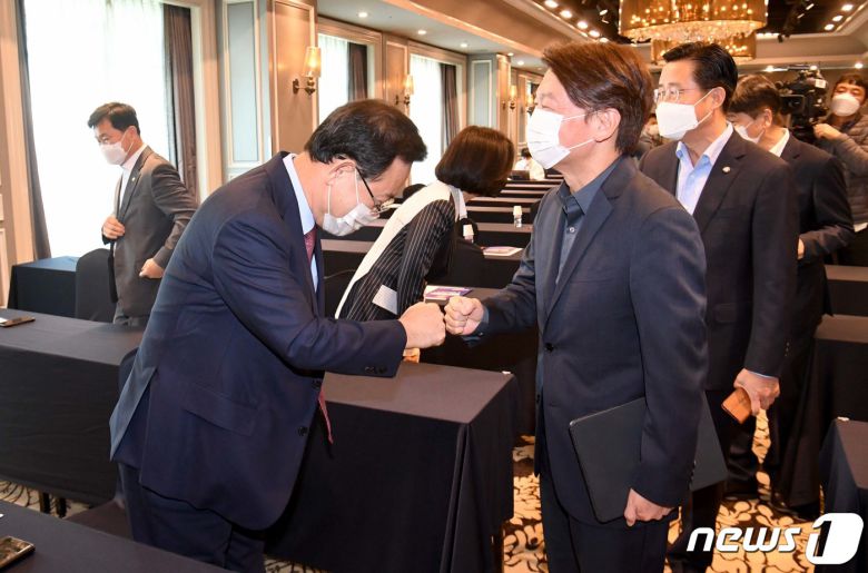 안철수(오른쪽) 국민의당 대표와 주호영 국민의힘 원내대표가 지난 9월23일 서울 여의도 켄싱턴호텔에서 ‘대한민국의 미래와 야권의 혁신과제’를 주제로 열린 대한민국 미래혁신포럼에서 인사하고 있다. /뉴스1 © News1 박세연 기자