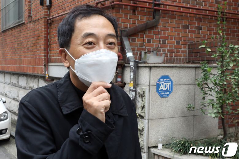 더불어민주당 탈당선언을 한 금태섭 전 의원이 지난 10월21일 오후 서울 용산구 사무실로 발걸음을 옮기며 취재진과 대화하고 있다. /뉴스1 © News1 황기선 기자