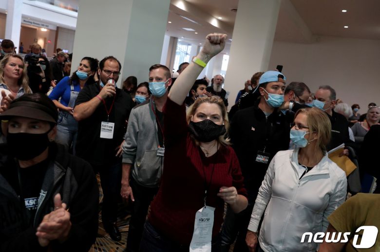미시간주 디트로이트의 개표소 바깥에서 "개표를 중단하라"고 외치고 있는 시민들. © 로이터=뉴스1