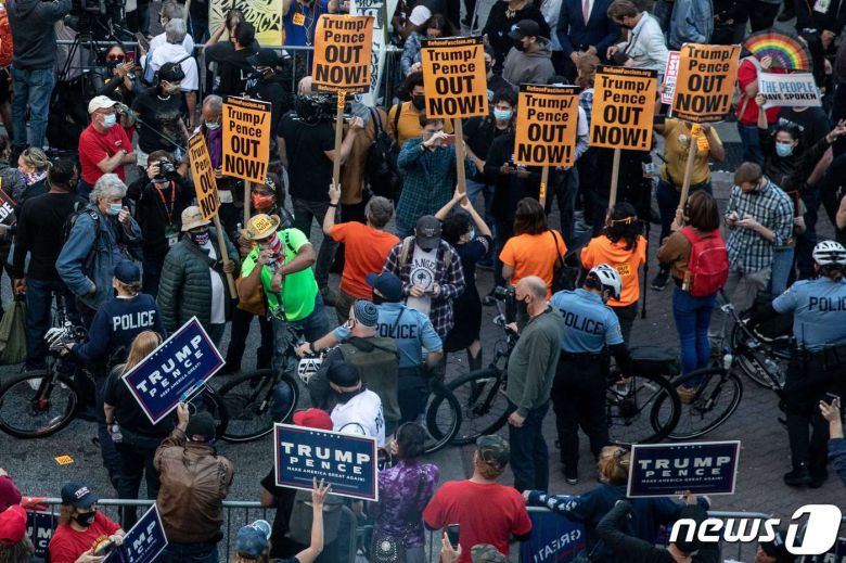 필라델피아의 한 개표소 앞에서 바이든 후보 지지자들과 트럼프 대통령 지지자들이 각각 집회를 열고 있다. 두 집회 사이에는 충돌을 방지하기 위해 경찰이 배치됐다. © AFP=뉴스1