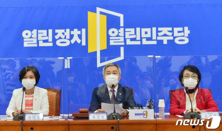 최고위원회의를 진행 중인 열린민주당 지도부. 2020.9.28/뉴스1 © News1 박세연 기자