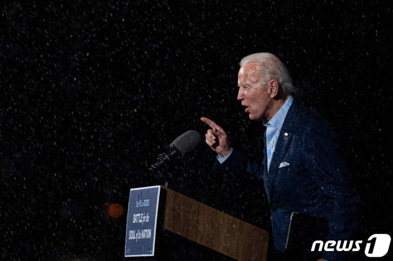 조 바이든 미국 민주당 대선 후보가 플로리다주 탬파에서 열린 드라이브 인 선거집회서 빗속 유세를 하고 있다. © AFP=뉴스1 © News1 우동명 기자
