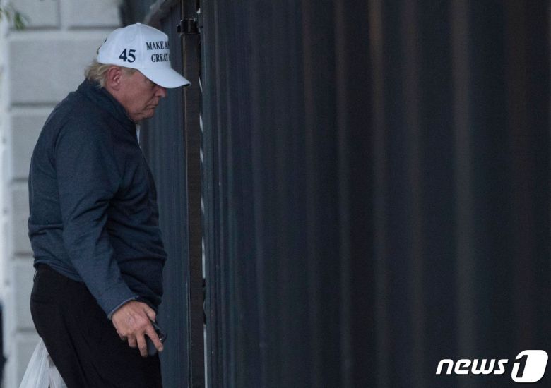 도널드 트럼프 미국 대통령이 7일(현지시간) 언론들이 일제히 조 바이든 민주당 대선후보의 승리 소식을 전한 뒤 버지니아주 트럼프 내셔널 골프클럽에서 골프를 마치고 워싱턴 백악관으로 돌아가고 있다. © AFP=뉴스1 © News1 우동명 기자