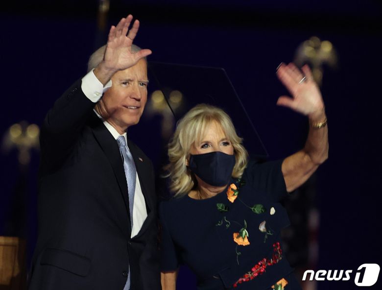 조 바이든 미국 대통령 당선인이 7일(현지시간) 델라웨어주 윌밍턴에서 대선 승리 연설을 한 뒤 부인 질 바이든 여사와 손을 흔들고 있다. © AFP=뉴스1 © News1 우동명 기자