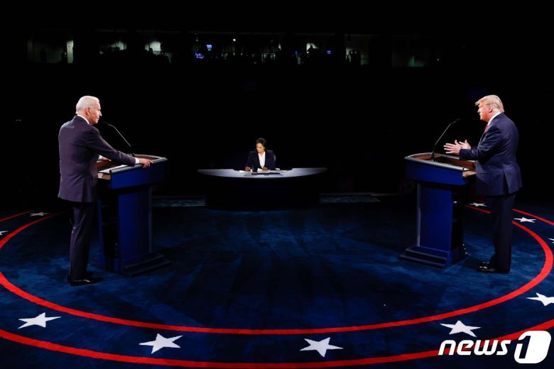 도널드 트럼프 미국 대통령과 조 바이든 민주당 대선후보가 테네시주 내슈빌의 벨몬트 대학에서 NBC방송 앵커인 크리스틴 웰커의 진행으로 마지막 TV 토론에 참석을 하고 있다. © AFP=뉴스1 © News1 우동명 기자