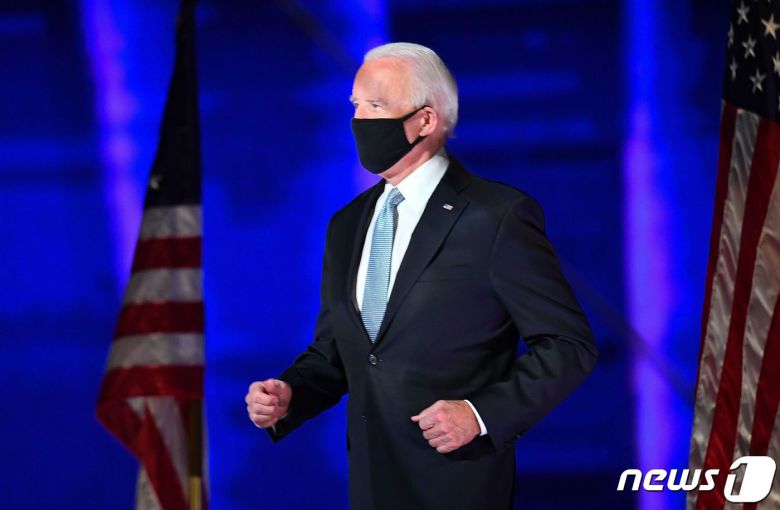 조 바이든 미국 대통령 당선인이 7일(현지시간) 델라웨어주 윌밍턴에서 대선 승리 연설을 하기 위해 무대에 오르고 있다. © AFP=뉴스1 © News1 우동명 기자