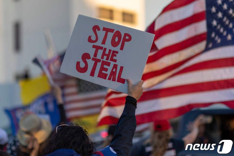 부정선거를 주장하는 도널드 트럼프 미국 대통령 지지자들. © AFP=뉴스1