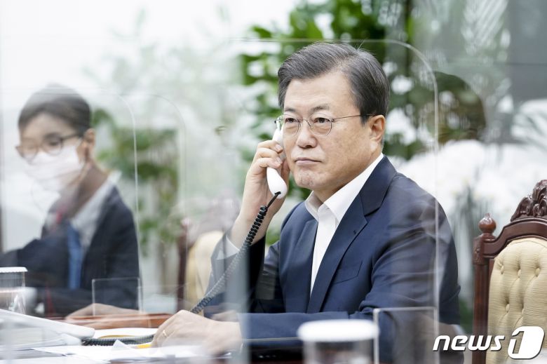 문재인 대통령이 10일 청와대 여민관 소회의실에서 보리스 존슨 영국 총리와 전화 통화하고 있다. (청와대 제공)2020.11.10/뉴스1