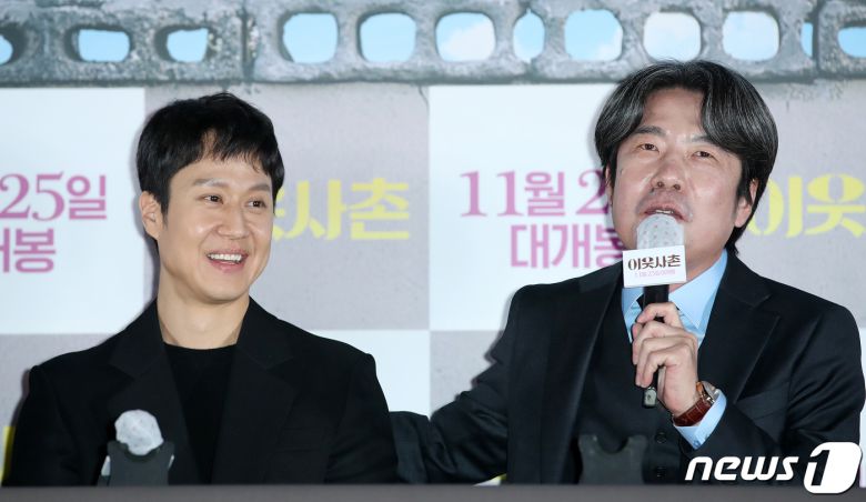 배우 오달수가 11일 오후 서울 용산구 CGV 용산아이파크몰에서 열린 영화 ‘이웃사촌’ 언론시사회에 참석해 정우(왼쪽)에 대해 평가하고 있다. '이웃사촌'은 좌천 위기의 도청팀이 자택 격리된 정치인 가족의 옆집으로 위장 이사를 오게 되어 낮이고 밤이고 감시하며 벌어지는 이야기를 그린다. 2020.11.11/뉴스1 © News1 김진환 기자