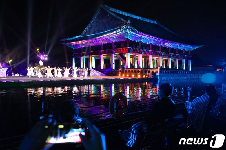 14일 오후 서울 종로구 경복궁 경회루에서 '2020년 제6회 궁중문화축전'의 일환으로 '경회루 판타지-궁중연화' 공연이 펼쳐지고 있다. 2020.10.14/뉴스1 © News1 민경석 기자