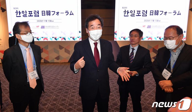 이낙연 더불어민주당 대표가 13일 오전 서울 용산구 그랜드 하얏트 호텔에서 열린 제28차 한일포럼에 참석해 기조연설을 마친 뒤 참석자들과 이야기를 나누고 있다. 2020.11.13/뉴스1 © News1 국회사진취재단