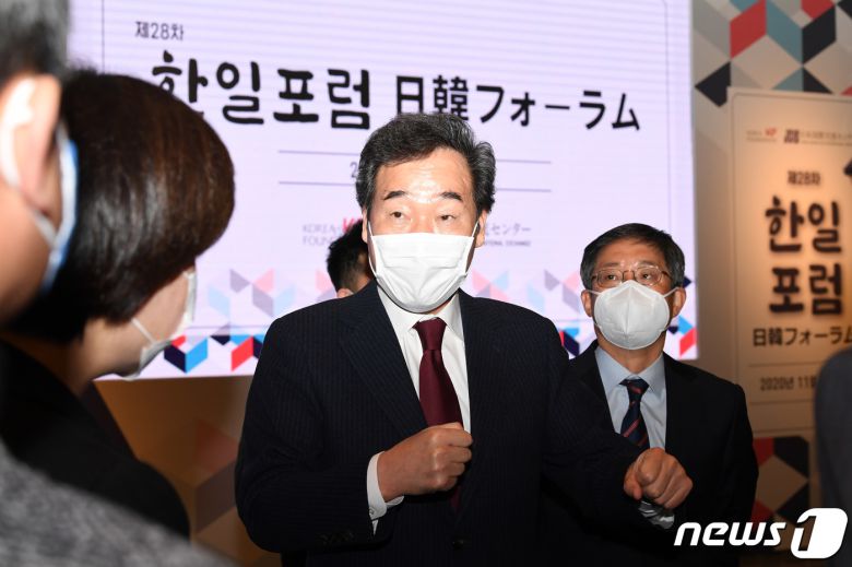 이낙연 더불어민주당 대표가 13일 오전 서울 용산구 그랜드 하얏트 호텔에서 열린 제28차 한일포럼에 참석해 기조연설을 마친 뒤 참석자들과 이야기를 나누고 있다. 2020.11.13/뉴스1 © News1 국회사진취재단
