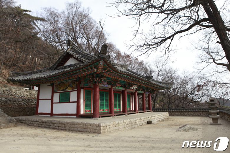 고구려시기에 창건된 것으로 추정되는 영명사의 말사인 법운암 본전과 5층석탑. (미디어한국학 제공) 2020.11.14.© 뉴스1
