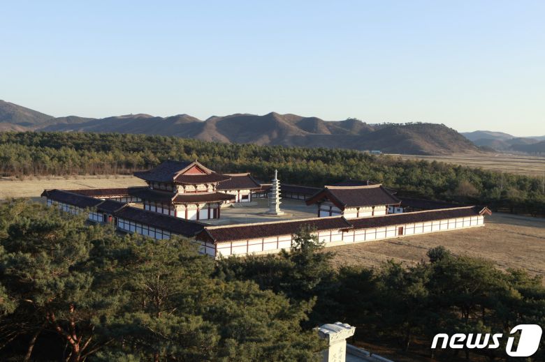 1974년 북한이 복원한 정릉사 전경. 정릉사는 고구려시기에 처음 지어졌고, 동명왕의 명복을 빌기 위하여 지은 절로 추정된다. 정면에 보광전이 있고 그 좌우에 용화전과 극락전이 세워져 있으며, 중앙에 8각7층탑이 복원돼 있다. (미디어한국학 제공) 2020.11.14.© 뉴스1