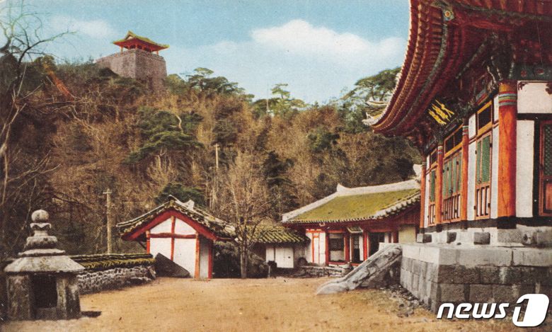 일제강점기 영명사의 모습. 1922년 대웅전이 중건됐기 때문에 그 이후에 촬영된 사진이다. 대웅전 앞에 석조불감이 있고, 멀리 을밀대가 보인다. 6.25전쟁 때 영명사가 소실된 후 석조불감은 용화사로 옮겨졌다. (미디어한국학 제공) 2020.11.14© 뉴스1