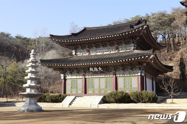 평양 대성산 국사봉 기슭에 있는 광법사 대웅전과 8각5층탑. 모두 1990년에 복원됐다. (미디어한국학 제공) 2020.11.14.© 뉴스1