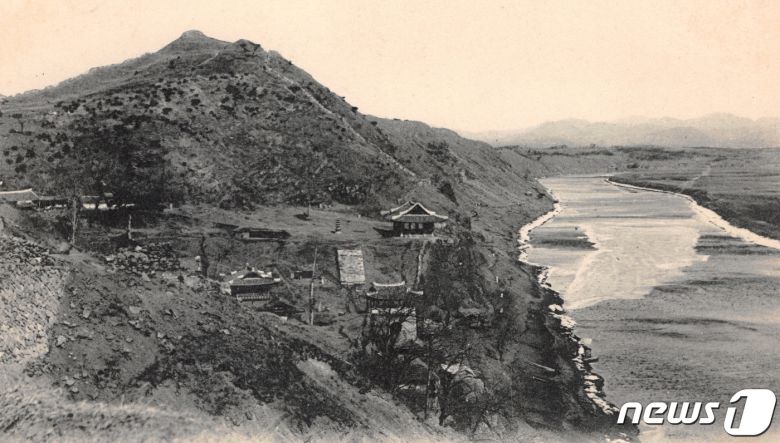 1894년 청일전쟁으로 대웅전 등이 소실된 영명사의 모습. 이때도 부벽루와 전금문은 남아 있었다. (미디어한국학 제공) 2020.11.14.© 뉴스1