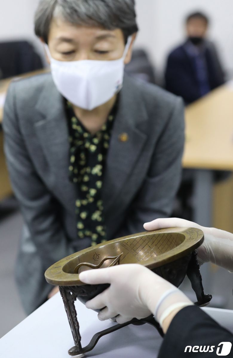 정재숙 문화재청장이 17일 오후 서울 종로구 세종로 국립고궁박물관에서 열린 조선의 해시계 '앙부일구' 환수 언론공개회에서 앙부일구를 살펴보고 있다. 2020.11.17/뉴스1 © News1 임세영 기자