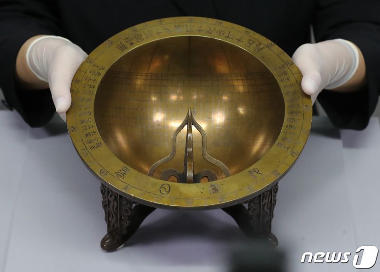 문화재청 관계자가 17일 오후 서울 종로구 세종로 국립고궁박물관에서 열린 조선의 해시계 '앙부일구' 환수 언론공개회에서 앙부일구를 공개하고 있다. 2020.11.17/뉴스1 © News1 임세영 기자