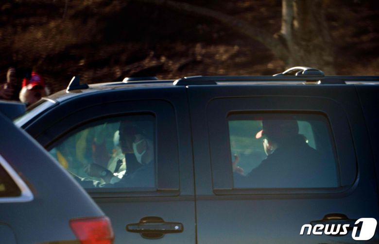 도널드 트럼프 미국 대통령이 14일(현지시간) 버지니아주 스털링에 위치한 트럼프 내셔널 골프클럽에서 골프를 치고 떠나면서 지지자들에게 손을 흔들고 있다. © AFP=뉴스1 © News1 우동명 기자