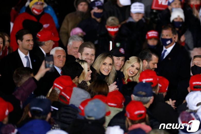 지난 2일(현지시간) 트럼프 대통령의 선거 유세집회에 참석한 트럼프 대통령의 자녀들과 마이크 펜스 부통령 © AFP=뉴스1