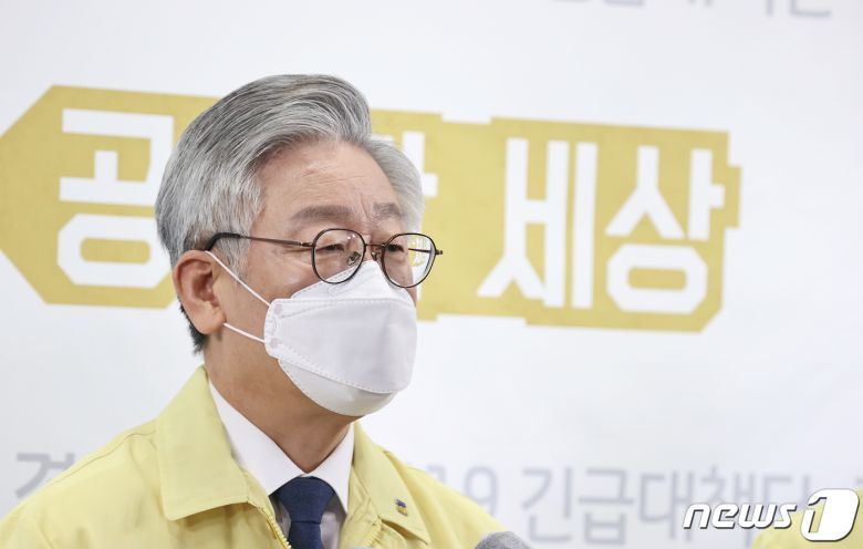 이재명 경기도지사는 20일 “3차 재난지원금은 반드시 소멸성 지역화폐로 전 국민에게 지급해야 한다”고 밝혔다./뉴스1 © News1 경기사진공동취재단