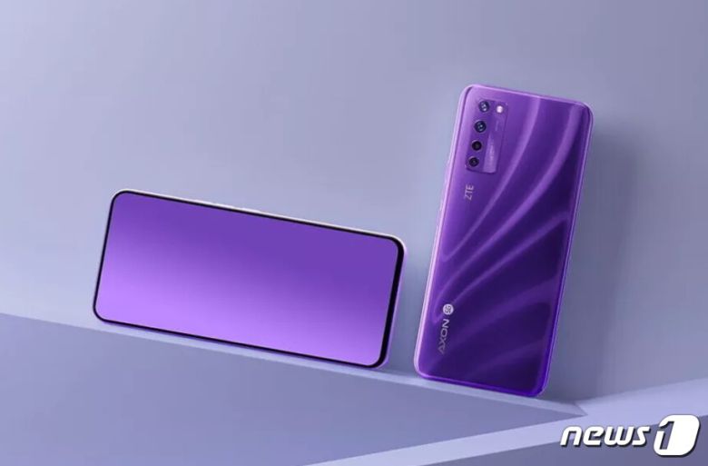 중국 스마트폰 업체 ZTE에서 최초로 UDC 스마트폰 '액손20 5G'의 프로토타입을 공개했으나, 디스플레이 수준이 떨어져 실패작으로 취급 받았다. 액손20 5G 스마트폰 © 뉴스1