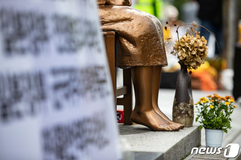 서울 종로구 옛 일본대사관 앞에서 열린 제1460차 일본군성노예제 문제해결을 위한 정기 수요시위에서 평화의소녀상에 꽃이 놓여 있다. 2020.10.7/뉴스1 © News1 이재명 기자