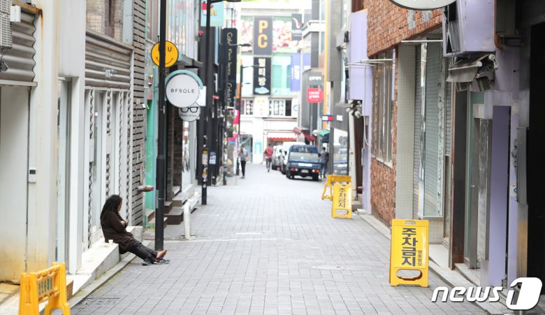 문재인 대통령이 코로나 재확산으로 타격이 큰 소상공인과 자영업자 등을 위해 7조 8천억원 규모의 4차 추경을 편성하겠다고 밝힌 10일 오후 서울 중구 명동거리가 폐업한 상가들로 인해 한산하다. 문 대통령은 이날 소상공인·자영업자에게 최대 200만원, 13세 이상 모든 국민에게 통신비 2만원을 지급하겠다고 밝혔다. 2020.9.10/뉴스1 © News1 이성철 기자