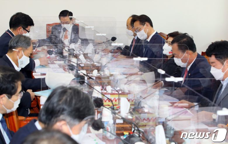 정성호 예결위 예산안등조정소위원장가 23일 서울 여의도 국회에서 열린 예산결산특별위원회 예산안등조정소위원회를 주재하고 있다. 2020.11.23/뉴스1 © News1 박세연 기자