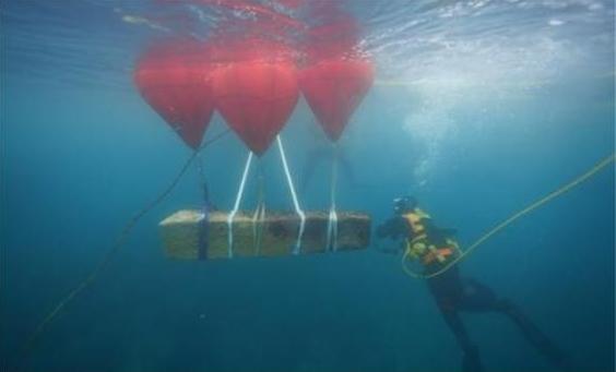 제주 신창리 해역 수중발굴조사에서 확인한 중국 무역선 닻돌 인양 모습.(국립해양문화재연구소 제공)© 뉴스1