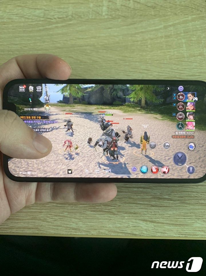 아이폰12 미니로 '세븐나이츠2'를 플레이하는 사진. © 뉴스1