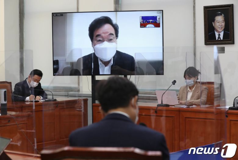이낙연 더불어민주당 대표가 25일 서울 여의도 국회에서 열린 최고위원회의에 화상으로 참석해 모두발언을 하고 있다. 2020.11.25/뉴스1 © News1 박세연 기자