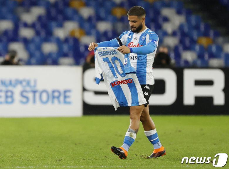 나폴리의 로렌조 인시녜가 30일(한국시간) 이탈리아 나폴리의 산 파올로에서 열린 AS로마와의 2020-21 이탈리아 세리에A 9라운드에서 득점 후 디에고 마라도나의 이름과 10번이 적힌 유니폼을 들고 세리머니를 하고 있다.  © 로이터=뉴스1