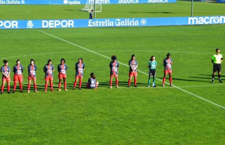 디에고 마라도나 추모 행사 때 등 돌려 앉으며 이를 거부한 파울라 다페냐. (기브미스포츠 캡처) © 뉴스1