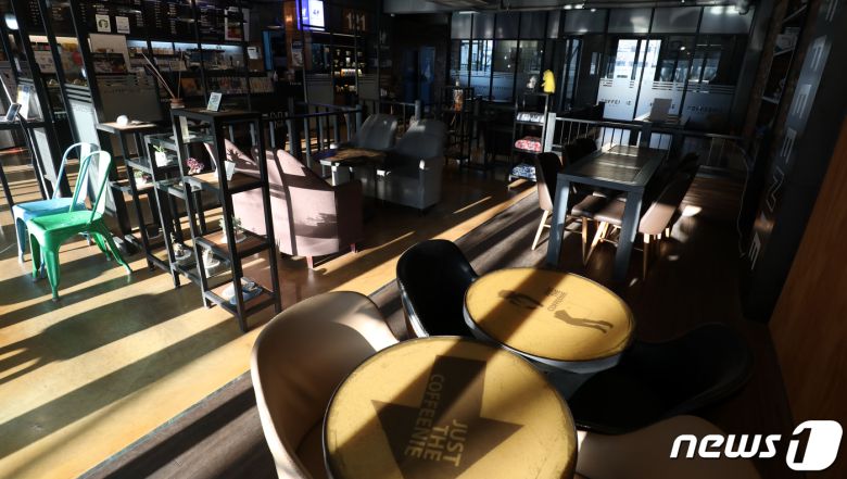 전주 지역 사회적 거리두기 2단계 격상이 적용된 지난달 30일 커피니 전주시청점 매장이 텅 비어있다. 거리두기 2단계 격상에 따라 카페는 영업시간과 관계없이 포장·배달만 가능하며 음식점은 정상영업을 하되 오후 9시 이후로는 포장·배달만 허용된다. © News1 유경석 기자